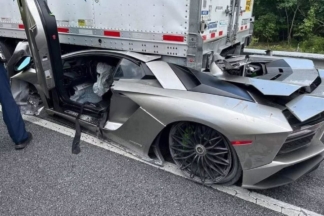 Terrible accidente de un Lamborghini Aventador que acaba debajo de un camión accidente lamborghini aventador