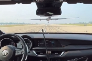 Vídeo: un Alfa Romeo Stelvio persigue un avión espía U-2 por la pista de aterrizaje alfa romeo stelvio persigue avion espia u-2