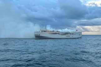Un coche eléctrico podría haber provocado el incendio en el buque que transporta casi 3.000 vehículos incendio buque carga coche electrico