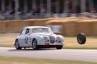 Un Jaguar Mk1 pierde una rueda en Goodwood y hiere a varios espectadores jaguar mk1 pierde rueda goodwood
