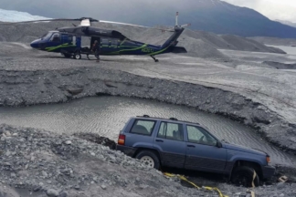 Un Jeep Grand Cherokee ZJ queda atascado en Alaska y es rescatado por un helicóptero Black Hawk jeep gran cherokee rescate helicoptero black hawk