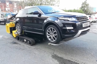 Este robot se lleva los coches de los lugares donde no puede acceder una grúa robot se lleva coches