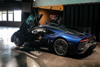 Valtteri Bottas recibe uno de los solo 275 Mercedes-AMG One valtteri bottas mercedes-amg one