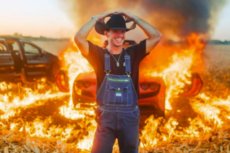 Un youtuber incendia su Ferrari al meterlo en un campo de maíz Youtuber incendia Ferrari