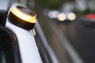 Esta es la estafa de la DGT con las luces V16 geolocalizadas, un negocio de miles de millones de euros luces v16 geolocalizadas dgt