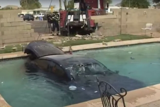 Vídeo: un Tesla Model Y atraviesa un muro y acaba en el fondo de una piscina tesla model 3 accidente piscina