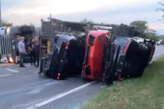 Un tráiler repleto de coches de lujo vuelca en la carretera Trailer coches lujo