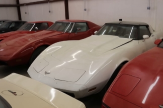 Encuentran 23 coches clásicos abandonados en un almacén y casi sin usar 23 coches clásicos abandonados