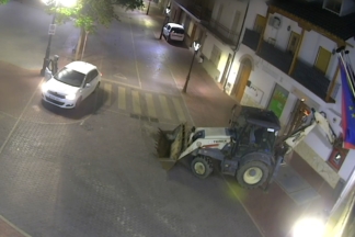 Detenidos cinco miembros de una banda por robar dos cajeros automáticos con una excavadora ladrones excavadora