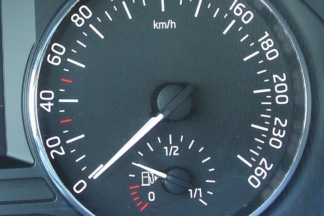 ¿Cuántos kilómetros puedes conducir con la luz de reserva de gasolina encendida? reserva gasolina