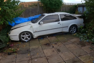 Encuentran un Ford Sierra RS Cosworth abandonado en un jardín Ford Sierra RS Cosworth abandonado