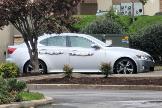 Un Lexus IS con protecciones contra abolladuras provoca un aviso de amenaza de bomba Lexus IS amenaza bomba
