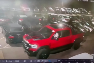 Roban un Ram TRX 1500, un Dodge Charger y un Porsche 911 GT3 RS de un concesionario Roban Ram TRX 1500 Dodge Charger Porsche 911 GT3 RS