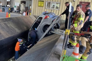 Acaba con su coche metido en una prensa compactadora de basura municipal accidente compactadora basura