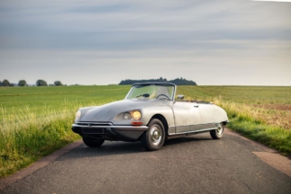 A subasta un Citroën DS 21 Cabriolet con un techo rígido poco común Citroën DS 21 Cabriolet