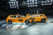 Mercedes estrella frontalmente dos coches eléctricos para demostrar su seguridad colision frontal coches electricos mercedes