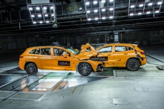 Mercedes estrella frontalmente dos coches eléctricos para demostrar su seguridad colision frontal coches electricos mercedes