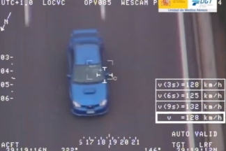 Vídeo: come un plato de cuchara y escribe con el móvil mientras conduce a 130 km/h distraccion dgt