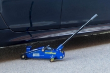 Este gato hidráulico levanta 2 toneladas, está homologado y solo cuesta 66 euros gato hidraulico goodyear