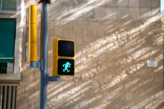 Instalan en Barcelona semáforos con la imagen de Mortadelo y Filemón semaforos mortadelo filemon