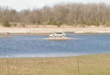 El motivo por el que este viejo Volvo S80 está aparcado en mitad de un lago y puedes encontrarlo en Google Maps Volvo aparcado en una isla en una imagen de Google Maps