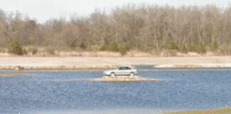 El motivo por el que este viejo Volvo S80 está aparcado en mitad de un lago y puedes encontrarlo en Google Maps Volvo aparcado en una isla en una imagen de Google Maps