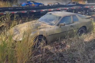 Un Porsche 944 abandonado recibe su primer lavado en 15 años Porsche 944 abandonado