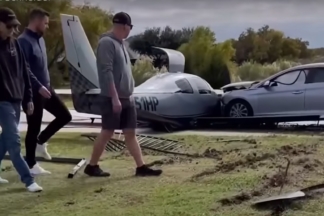 Una avioneta aterriza, se sale de la pista y choca con un coche accidente avioneta choca coche