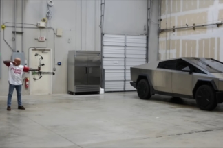 Disparan una flecha contra el Tesla Cybertruck y ocurre algo sorprendente dispara flecha contra Tesla Cybertruck