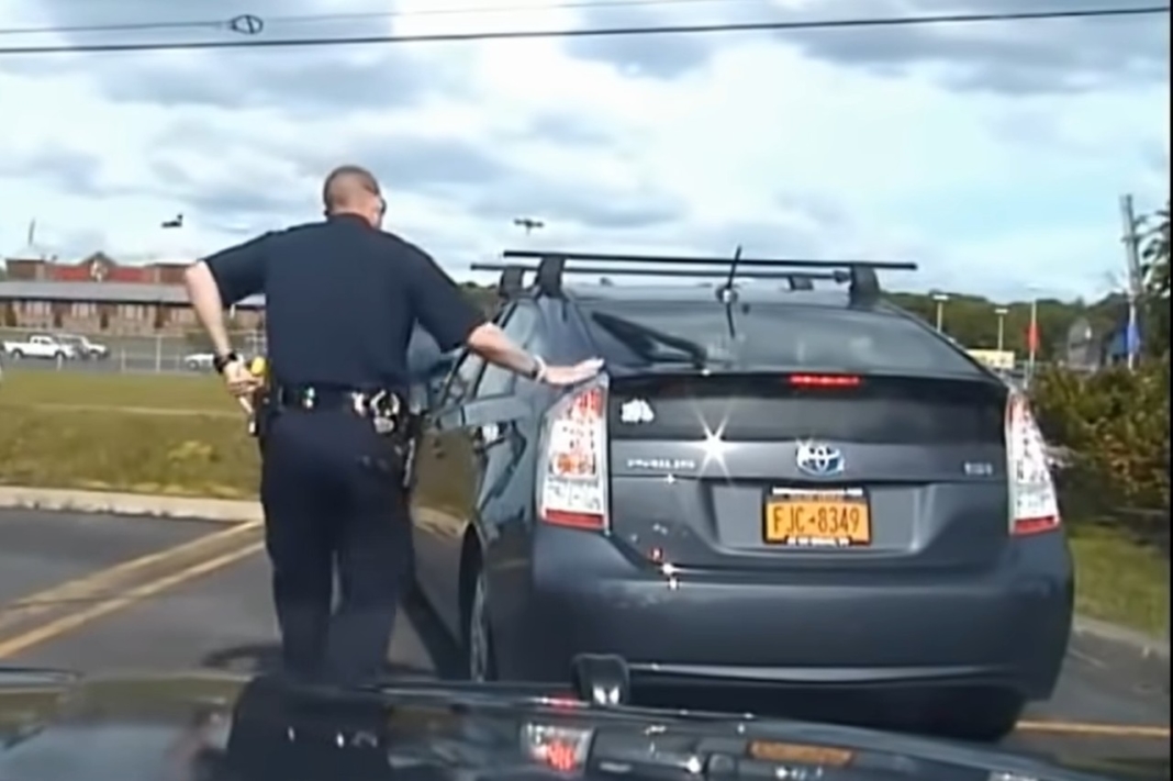 policías EE.UU. tocan parte trasera coches