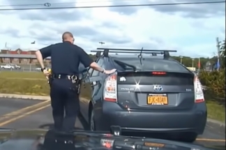 La razón por la que los policías en EE.UU. tocan la parte trasera de los coches que han parado policías EE.UU. tocan parte trasera coches