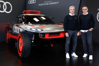 Carlos Sainz y Lucas Cruz presentan su Audi para el Dakar 2024