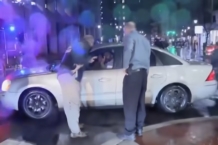 Si crees que tienes un mal día, piensa en este conductor que chocó con la caravana del presidente Joe Biden conductor chocó presidente Joe Biden