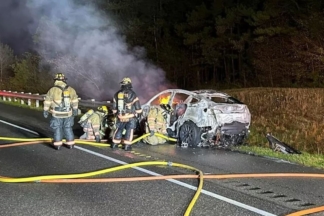 Más de 136.000 litros de agua para extinguir las llamas en un Tesla Model Y incendio tesla model y