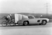 El primer ciclista que superó los 200 km/h lo hizo a rebufo de un Mercedes-Benz 300 SL ‘Gullwing’ record ciclista mercedes-benz 300 sl gullwing