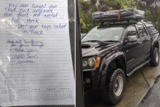 Le roba el coche y le deja dentro una carta de disculpa y juguetes para su hijo roba coche carta disculpa y juguetes