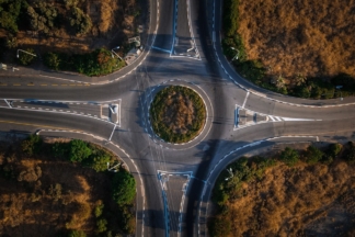 California implementa su primera turbo rotonda para reducir los accidentes de tráfico California turbo rotonda