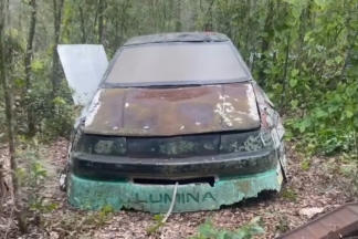 Rescatan los coches de 'Días de trueno', de Tom Cruise, que estaban abandonados pudriéndose en un bosque coches 'Días de trueno' abandonados