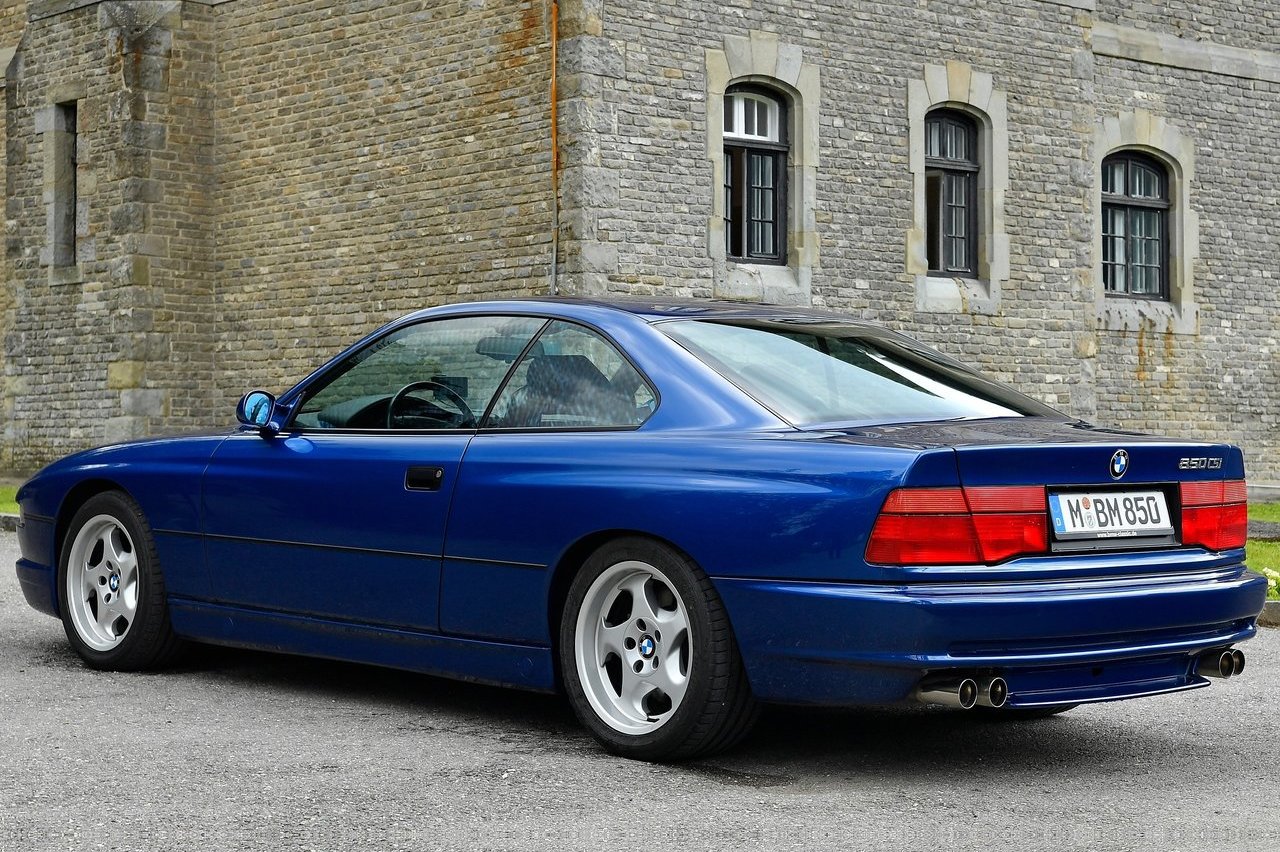 BMW le regaló a Pierce Brosnan un Serie 8 Coupé y lo cazaron circulando ...