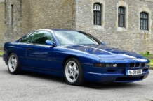 BMW le regaló a Pierce Brosnan un Serie 8 Coupé y lo cazaron circulando a 200 km/h bmw serie 8 coupe pierce brosnan