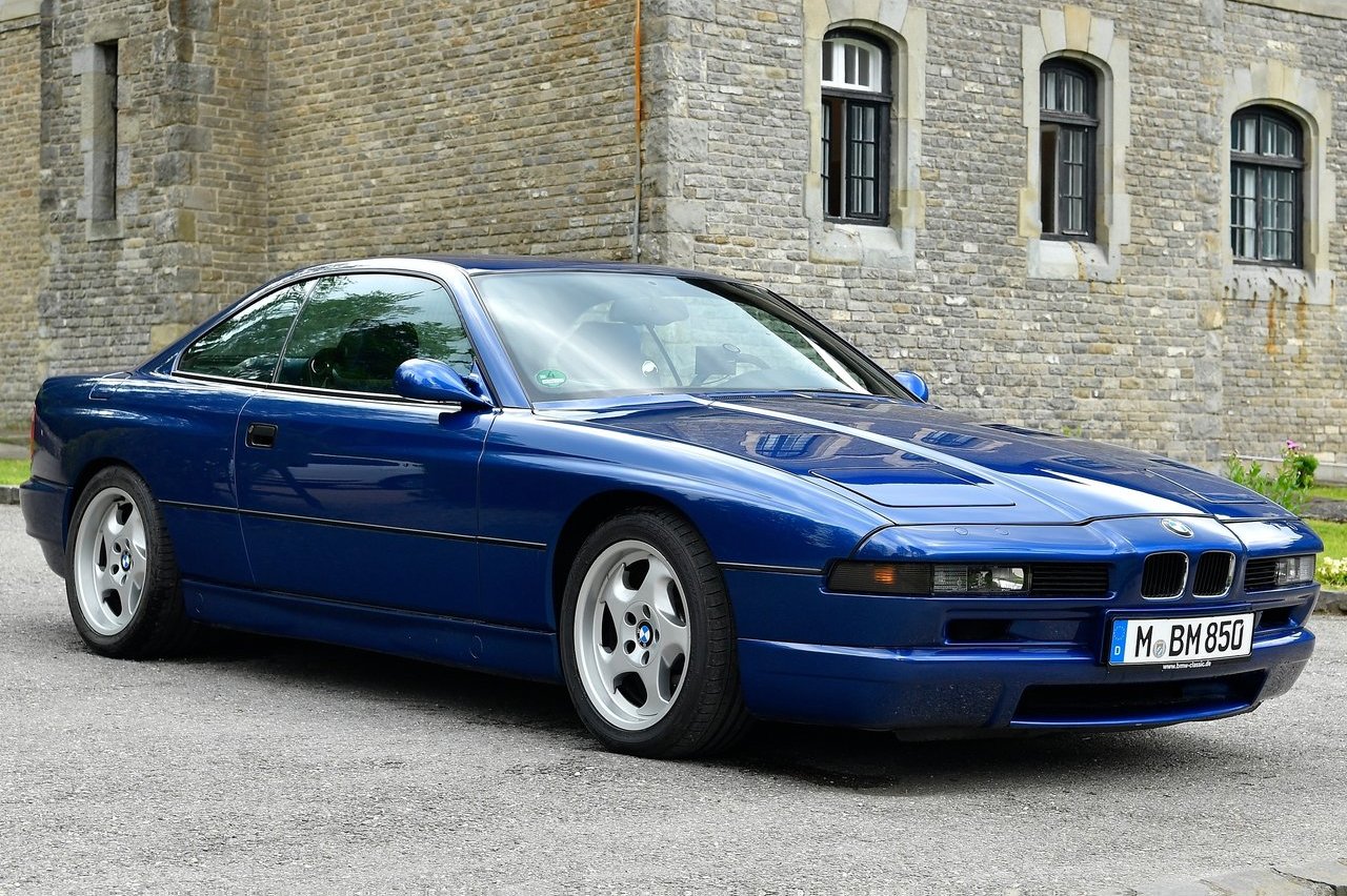 BMW le regaló a Pierce Brosnan un Serie 8 Coupé y lo cazaron circulando ...