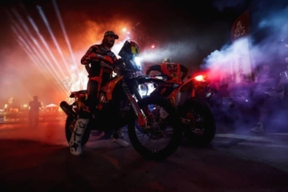 Así se tomaron las uvas los pilotos del Dakar, en el avión camino a Arabia dakar 2024