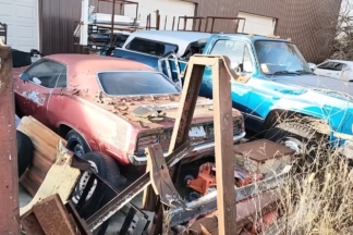 Encuentran cientos de piezas de Mopar y muchos coches clásicos americanos abandonados en un granero piezas Mopar coches clásicos abandonados