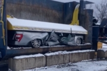 Así tritura una prensa compactadora un Ford F-150 nuevo en cuestión de segundos prensa compactadora tritura Ford F-150 nuevo