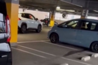 Vídeo: de esta manera tan violenta se movían los coches en un parking durante el terremoto de Japón terremoto japon