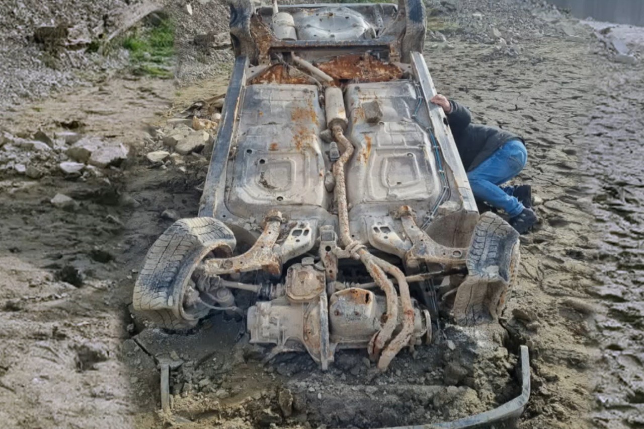 Opel Kadett robado aparece pantano