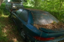 Encuentra un Range Rover y un Subaru Impreza abandonados en un bosque Range Rover Subaru Impreza abandonados