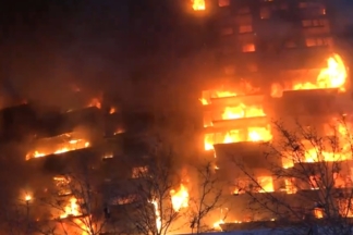 Los afectados por el grave incendio del edificio de Valencia recogen sus coches del garaje afectados incendio valencia recogen coches