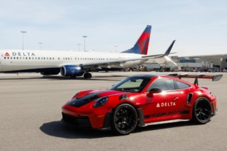 Delta usa un Porsche 911 GT3 RS para las conexiones en el aeropuerto de LA Delta Porsche 911 GT3 RS