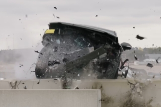 Vídeo: así destroza un quitamiedos un Rivian R1T de tres toneladas tras un impacto destroza quitamiedos Rivian R1T